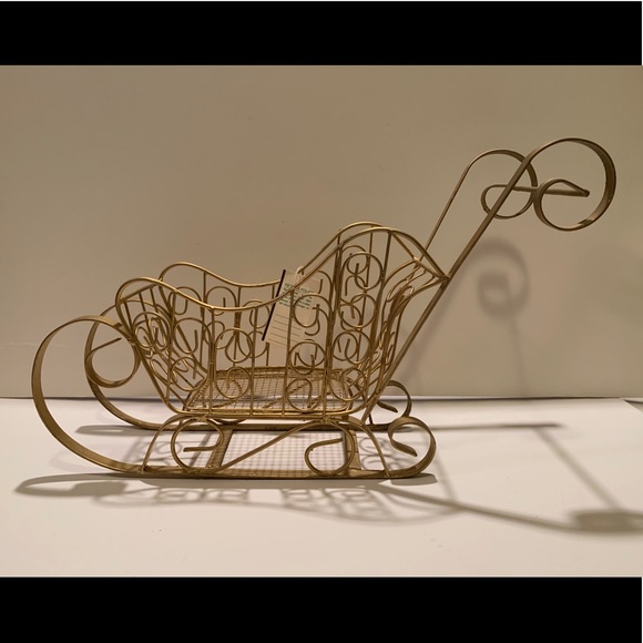 GOLD METAL CHRISTMAS SLEIGH.